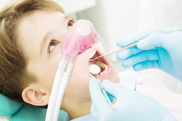 التخدير الواعي والتخدير العام في علاج أسنان الأطفال