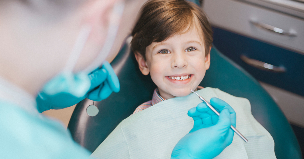 متى تكون زيارة الطفل الأولى لطبيب الأسنان